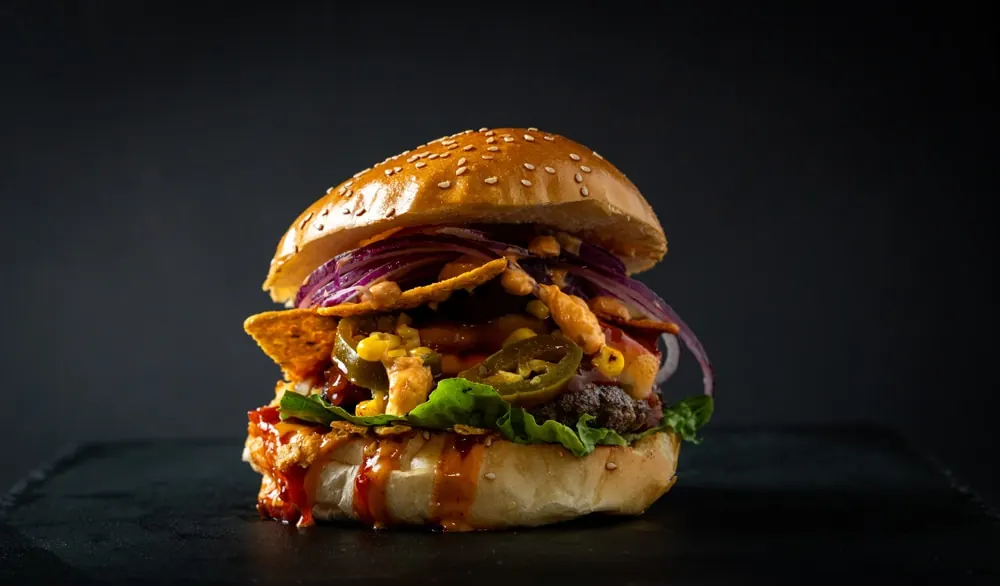Saftiger Burger vor dunklem Hintergrund