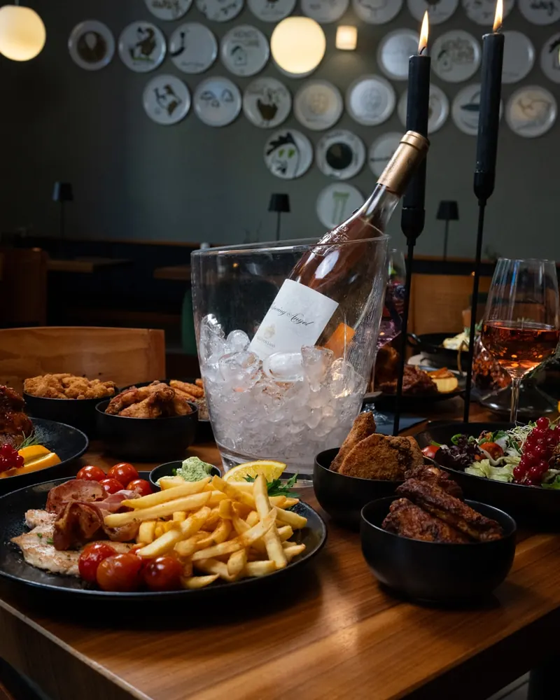 Speisen und Champagnerkühler auf Restauranttisch