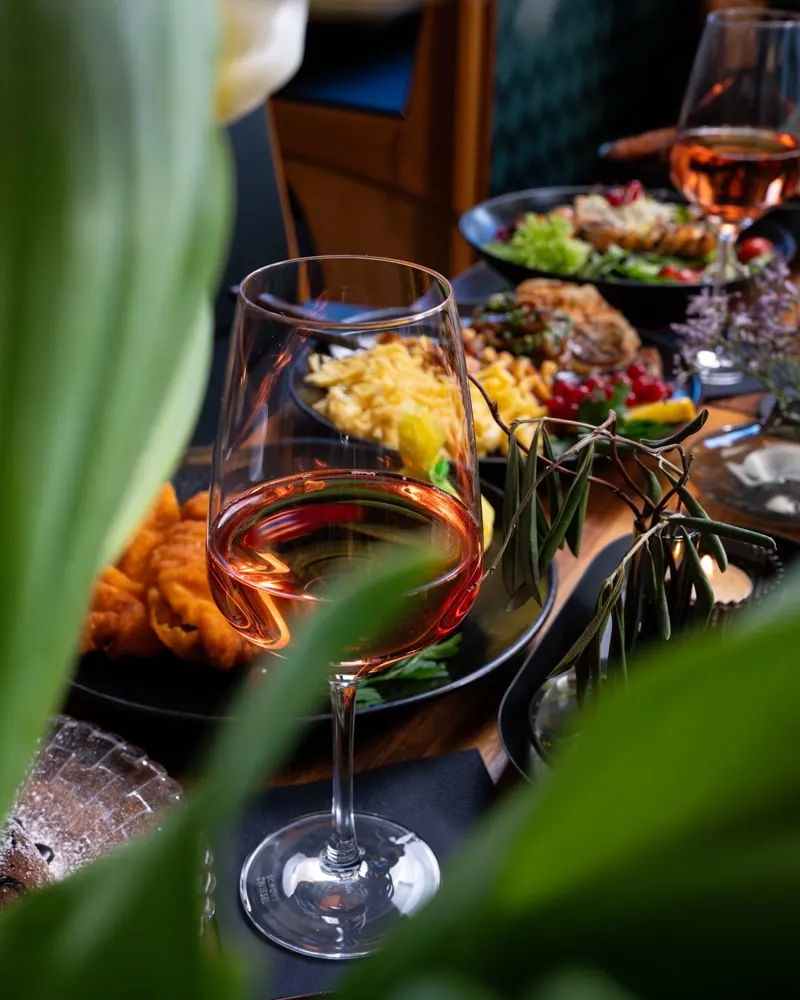 Restauranttisch am Fenster mit Blick nach draußen