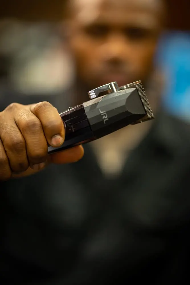 Barber mit Haarschneidemaschine in Nahaufnahme