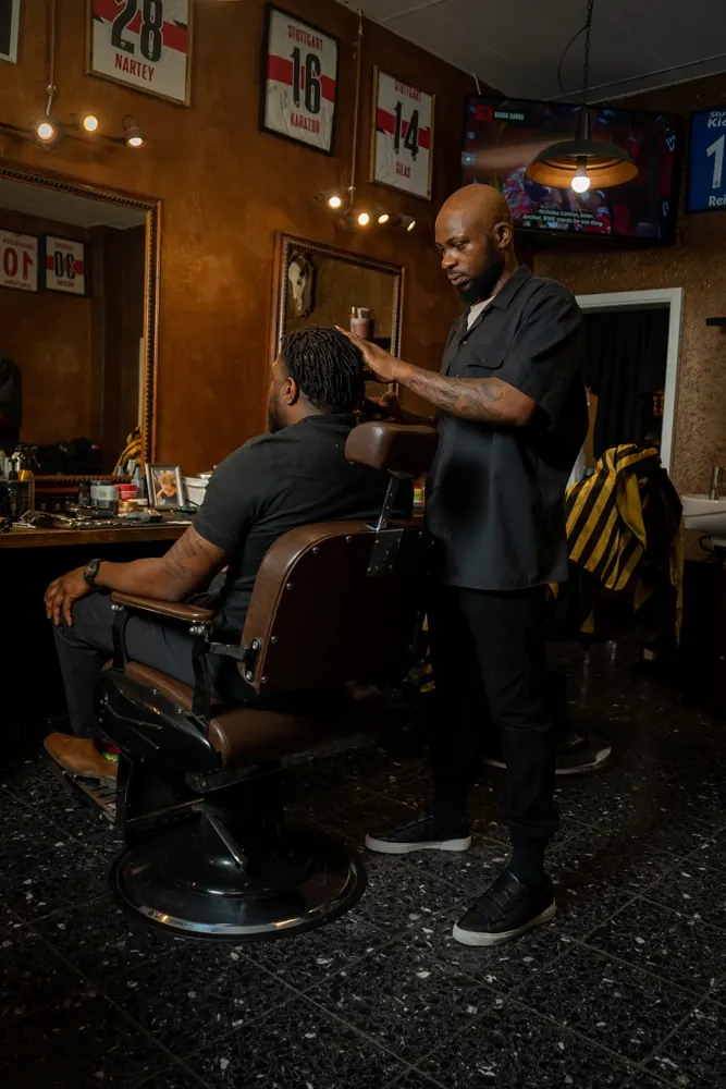 Barber bei der Arbeit am Kunden